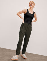 green trouser style pant with a tapered ankle and pockets.